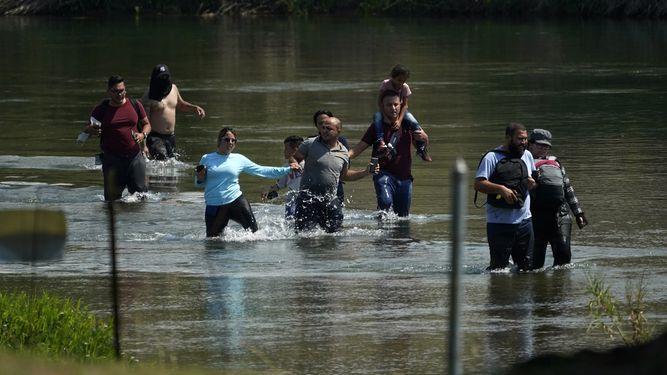 Un grupo de migrantes cruza el Río Bravo cerca de Del Río, Texas, EEUU.