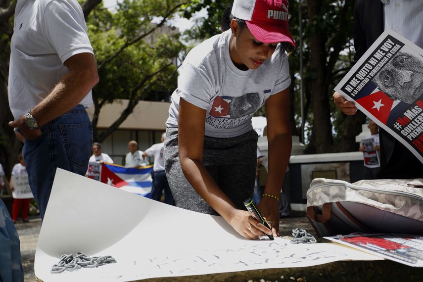 Alicia Fariñas, hija de Guillermo Fariñas, hizo un manifestación  junto a un grupo de disidentes cubanos y venezolanos en San Juan (Puerto Rico).  