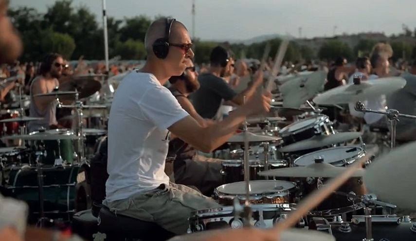 Imagen tomada del video en el que mil músicos tocaron un tema de Foo Fighters para pedirles un recital. (CORTESÍA)