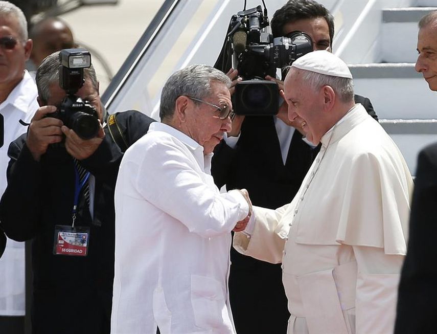 El papa Francisco (d) se despide del presidente Raúl Castro en el aeropuerto Antonio Maceo, de Santiago de Cuba, tras una visita de cuatro días a la isla. (EFE)