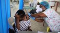 Una trabajadora de la salud inyecta a una persona una dosis de la vacuna Moderna para el COVID-19 en el Hospital Saint Damien en Puerto Príncipe, Haití, el 27 de julio de 2021 Una trabajadora de la salud inyecta a una persona una dosis de la vacuna Moderna para el COVID-19 en el Hospital Saint Damien en Puerto Príncipe, Haití, el 27 de julio de 2021