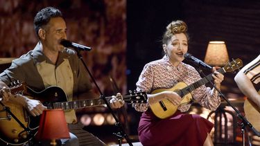 Jorge Drexler, izquierda, y Natalia LaFourcade realizan Telefonia en los Premios Grammy Latinos el jueves 15 de noviembre de 2018, en el MGM Grand Garden Arena de Las Vegas.&nbsp;