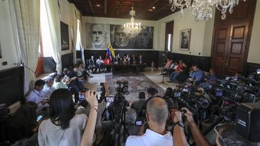 El vicepresidente de la Asamblea Nacional, el diputado&nbsp;Freddy&nbsp;Guevara&nbsp;(c), ofrece declaraciones este sábado 19 de mayo de 2017, en Caracas, Venezuela, tras aprobar un acuerdo en el que se ratifican las funciones de este órgano legislativo y se califica de fraudulenta a la Asamblea Constituyente .