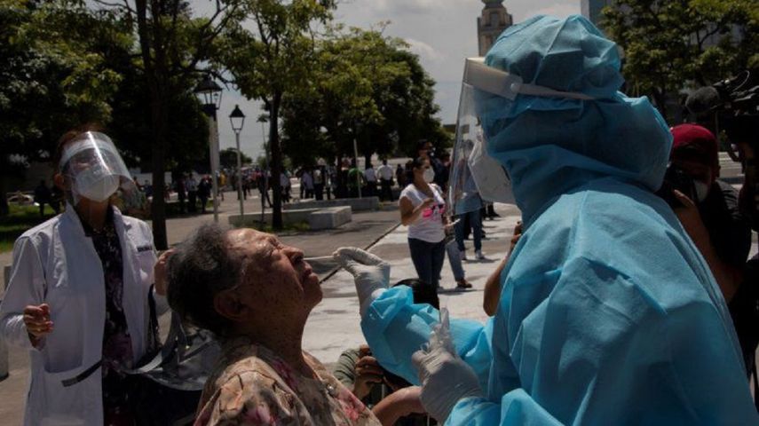 Un trabajador de salud realiza pruebas gratuitas de COVID-19 en una cabina móvil, en la plaza El Salvador del Mundo