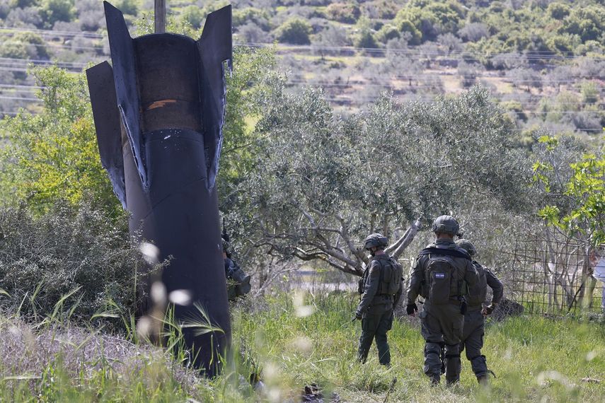 Soldados israelíes inspeccionan los restos de un misil iraní que cayó en la aldea de Hares, en la Cisjordania ocupada por Israel, el 24 de marzo de 2026.