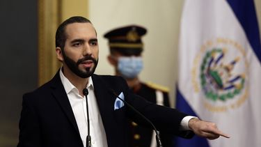 En esta foto de archivo tomada el 24 de septiembre de 2020, el presidente de El Salvador, Nayib Bukele, habla durante una conferencia de prensa en la casa presidencial en San Salvador, El Salvador. 