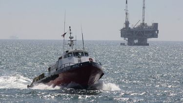 Un bote de limpieza llevando a trabajadores de una plataforma en la costa de Seal Beach, California, a tierra.&nbsp;