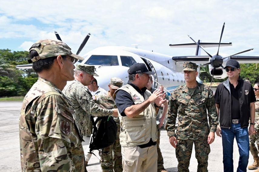 El jefe del Comando Sur,&nbsp; general Francis L. Donovan, visitó Perú el 14 de octubre de 2026 para reunirse con el ministro de Defensa, Rafael Belaúnde Llosa, el jefe de Defensa General, César Augusto Briceño Valdivia y el embajador de EEUU,&nbsp; Bernie Navarro.