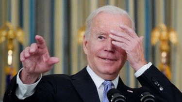 El presidente Joe Biden, jubiloso, responde a preguntas de la prensa sobre la ley de infraestructura aprobada por el Congreso, en la Casa Blanca, Washington, sábado 6 de noviembre de 2021.