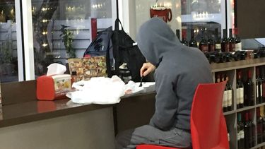 En Miami, hay lugares que cumplen mientras otros permiten consumo en el local.