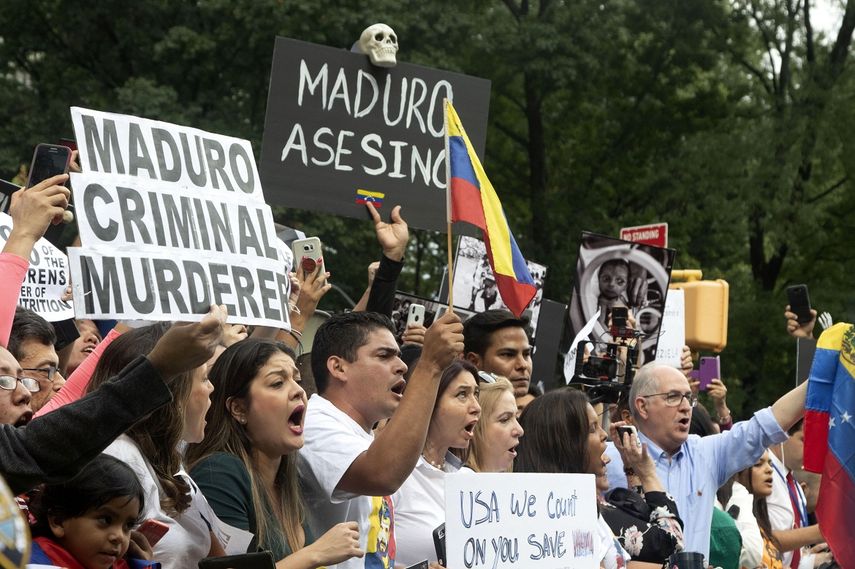 Decenas de venezolanos se manifiestan contra el presidente Nicolás Maduro el 27 de septiembre de 2018, frente a la sede de las Naciones Unidas en Nueva York.