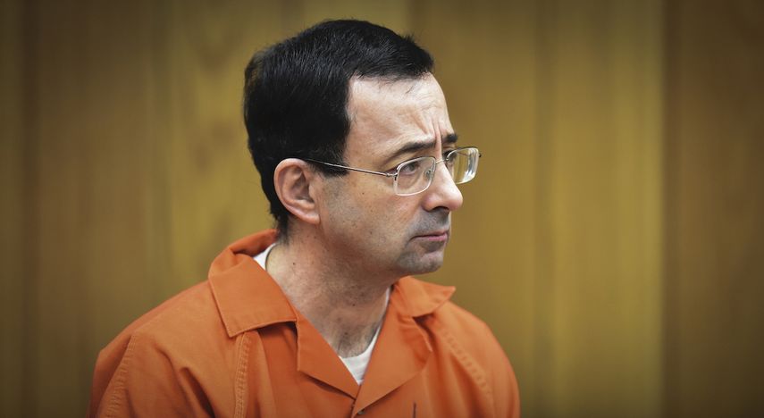 En esta foto de archivo del 5 de febrero de 2018, Larry Nassar, exm&eacute;dico deportivo que admiti&oacute; haber abusado sexualmente de algunas de las mejores gimnastas de Estados Unidos, comparece en la corte del condado de Eaton, en Charlotte, Michigan&nbsp;
