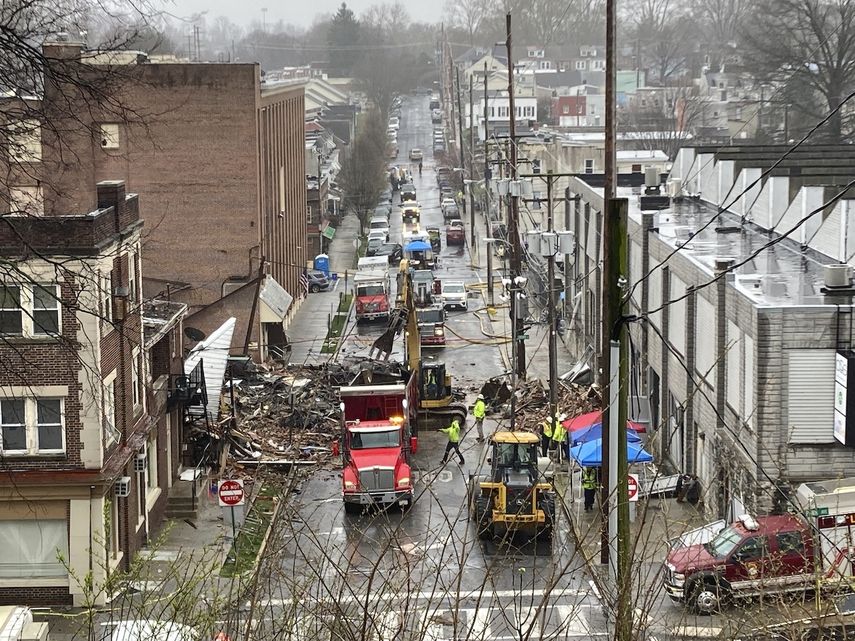 Socorristas con maquinaria pesada laboran en el sitio donde ocurrió una explosión en una fábrica de chocolate, el sábado 25 de marzo de 2023, en West Reading, Pensilvania.&nbsp;