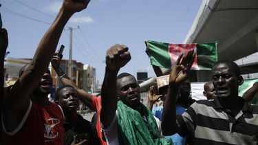 Varias personas participan en una manifestación de protesta contra la brutalidad de la policía en Lagos, Nigeria, el martes 20 de octubre de 2020. 