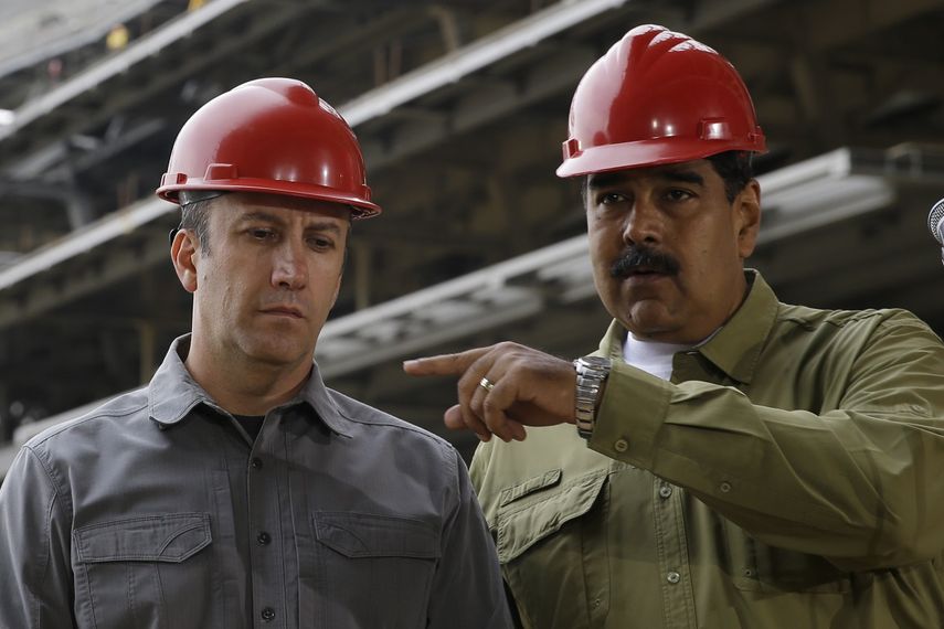 En esta foto de archivo del 19 de mayo de 2018 se ve al dictador venezolano Nicolás Maduro, a la derecha, y al vicepresidente Tareck El Aissami mientras recorren el estadio de béisbol La Rinconada, que se construye en las afueras de Caracas.