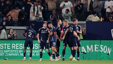 Anders Dreyer #10 de San Diego FC es felicitado por sus compañeros de equipo después de anotar el segundo gol del partido durante la segunda mitad de un partido de la MLS entre LA Galaxy y San Diego FC en el Dignity Health Sports Park el 23 de febrero de 2025 en Carson, California.&nbsp;