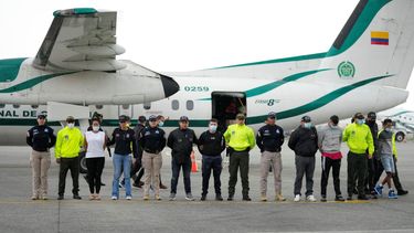 La policía presenta a los medios de comunicación a cinco personas acusadas del asesinato del fiscal de Paraguay para casos de crimen organizado y narcotráfico, Marcelo Pecci, en la pista de un aeropuerto en Bogotá, Colombia, el miércoles 8 de junio de 2022.