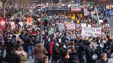 Manifestantes se congregan en el centro de Hamburgo, Alemania, durante una protesta contra las medidas por el rebrote del coronavirus, el sábado 18 de diciembre de 2021.