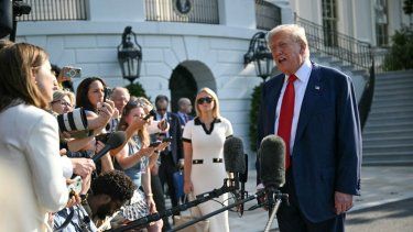 El presidente Donald Trump habla con los reporteros en las afueras de la Casa Blanca, Washington D.C.
