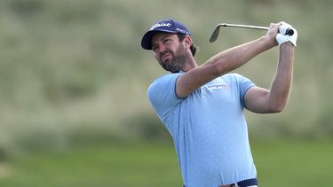 El escocés Scott Jamieson juega en el primer hoyo de la tercera ronda del Campeonato de Abu Dabi de golf en el Yas Links Golf Course en Abu Dabi, Emiratos Árabes Unidos, sábado 22 de enero de 2022. Jamieson finalizó la ronda con un golpe de ventaja.&nbsp;