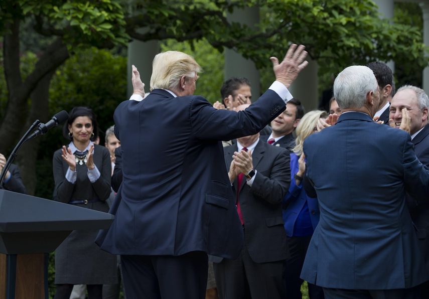 El presidente Donald J.&nbsp;Trump, acompañado por legisladores, termina de hablar sobre la votación en la Cámara para rechazar y reemplazar el programa de salud Obamacare.