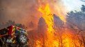 Fotografía facilitada por la brigada antiincendios SDIS 33 muestra las llamas consumiendo árboles cerca de Landiras, en el suroeste de Francia, el sábado 16 de julio de 2022. 