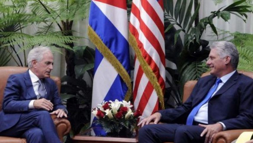 El senador republicano Bob Corker (izq.) se reunió en La Habana con el designado gobernante Miguel Díaz-Canel.
