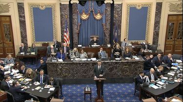 En esta imagen tomada de un video, el abogado adjunto de la Casa Blanca Patrick Philbin habla durante el juicio político contra el presidente Donald Trump en el Senado del Capitolio, el lunes 27 de enero de 2020, en Washington. 
