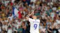 El francés Karim Benzema, del Real Madrid, abandona la cancha durante un partido de La Liga española ante el Levante, el jueves 12 de mayo de 2022 