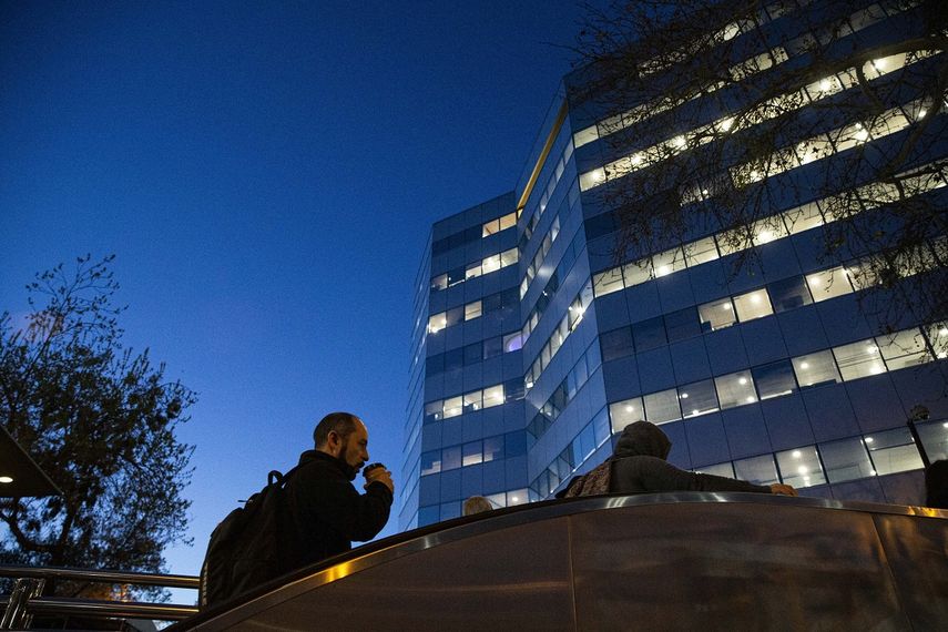 El partido de oposici&oacute;n de centroizquierda de Chile busca reducir la semana laboral de 45 a 40 horas, a pesar del rechazo del oficialismo de derecha que anticipa la p&eacute;rdida de m&aacute;s de 300.000 empleos.