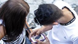 Desde 2015, los parques públicos de casi todo el país tienen zonas de conexión inalámbrica a Internet donde diariamente se conectan 250.000 usuarios mediante cupones de recarga a un precio de un dólar la hora.