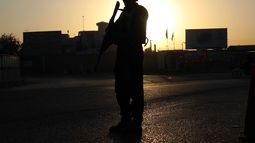 Militares custodian los puestos de control en Kandahar, Afganistán, donde la seguridad&nbsp; se ha intensificado tras los ataques mortales contra mezquitas y los funcionarios de seguridad afganos se cobraron más de 120 vidas en Kabul, Ghor y la provincia de Helmand .&nbsp;&nbsp;