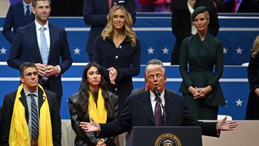 El presidente de Estados Unidos, Donald Trump, habla junto a familiares de rehenes israelíes tomados por Hamás durante el desfile inaugural en el Capital One Arena, en Washington, DC, el 20 de enero de 2025.&nbsp;