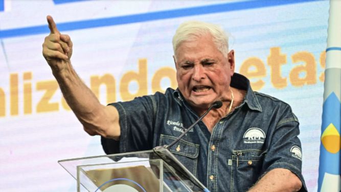 El expresidente Ricardo Martinelli habla durante un mitin político en Ciudad de Panamá en febrero de 2024&nbsp;