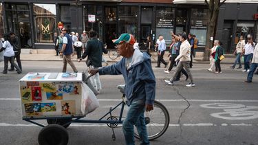 Un vendedor ofrece helados en el barrio predominantemente hispano de Pilsen, durante el desfile del Día de la Independencia de México en Chicago, Illinois, Estados Unidos