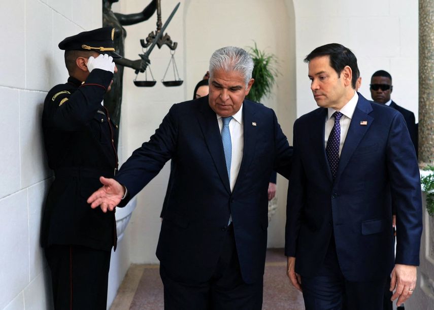 El presidente de Panamá, José Raúl Mulino saluda al secretario de Estado de los EEUU, Marco Rubio, a su llegada al palacio presidencial en la Ciudad de Panamá el 2 de febrero de 2025.&nbsp;