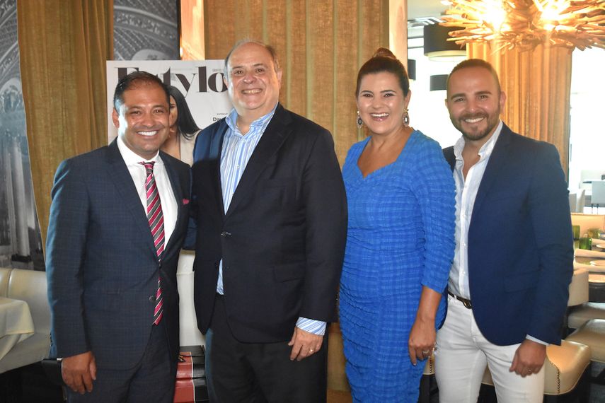 Ricardo Hurtado, el alcade de Doral, Juan Carlos Bermúdez, junto a Lina Gómez y Gio Moros.