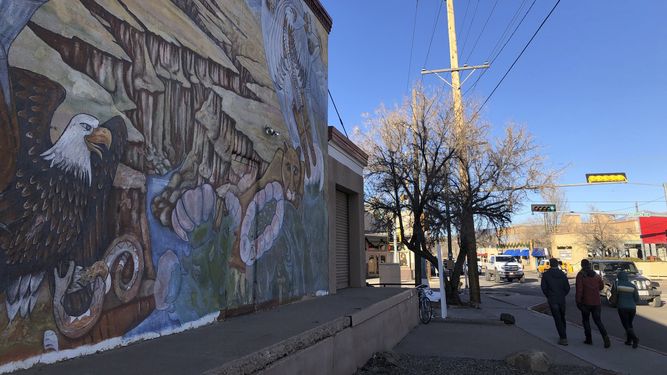 Fotograf&iacute;a de parte del mural &ldquo;Multicultural&rdquo; cuya creaci&oacute;n fue dirigida por el artista Gilberto Guzm&aacute;n en Santa Fe, Nuevo M&eacute;xico.&nbsp;