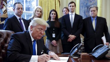 Trump durante la firma de dos órdenes ejecutivas para resucitar los polémicos proyectos de los oleoductos Keystone XL y Dakota Access durante un acto en la Casa Blanca, Washington, Estados Unidos.