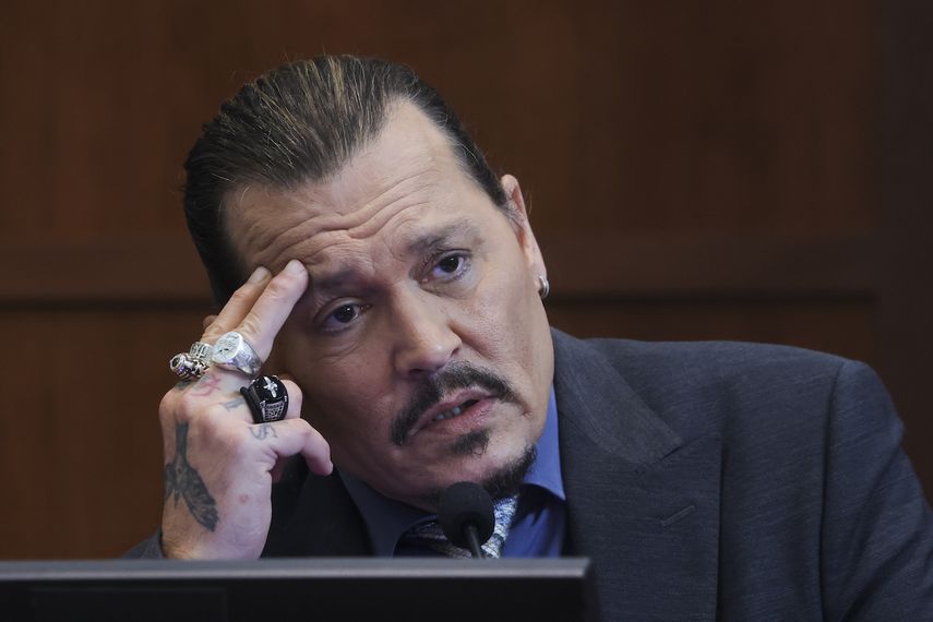 El actor Johnny Depp testifica en el Tribunal de Circuito del Condado de Fairfax en Fairfax, Virginia, el 25 de mayo de 2022.&nbsp;