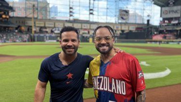 Nacho, junto al pelotero José Altuve, de los Astros de Houston.&nbsp;