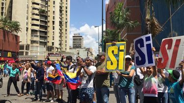 Un grupo de personas participa en el plebiscito opositor de hoy, domingo 16 de julio de 2017, en el centro de Caracas.
