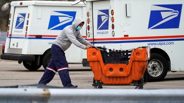 Un empleado del Servicio Postal traslada unos paquetes frente a una oficina en Wheeling, Illinois. &nbsp;