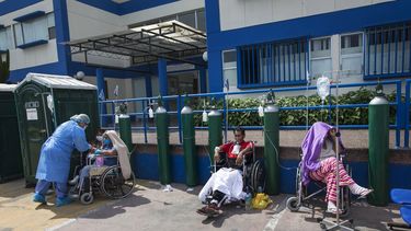 Personas infectadas con COVID-19 esperan una cama disponible afuera de un hospital p&uacute;blico en Lima, Per&uacute;, el jueves 30 de abril de 2020.&nbsp;