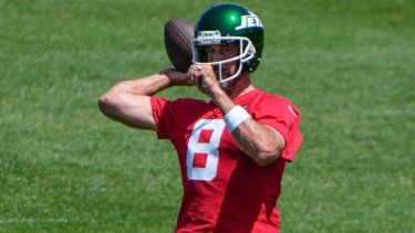 El quarterback Aaron Rodgers (8) de los Jets de Nueva York durante un entrenamiento en el predio del equipo, el martes 21 de mayo de 2024, en Florham Park, Nueva Jersey.