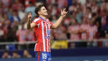 El atacante argentino del Atlético de Madrid, Julián Álvarez, celebra luego de anotar el tercer gol de su equipo ante el Valencia, el 15 de septiembre de 2024.