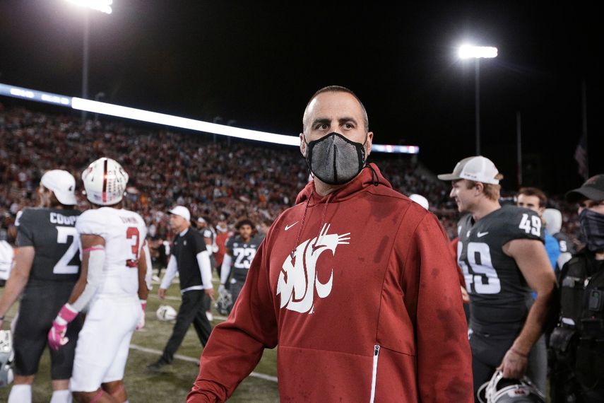 El entrenador Nick Rolovich fotografiado al final de un encuentro entre Washington State y Stanford en Pullman