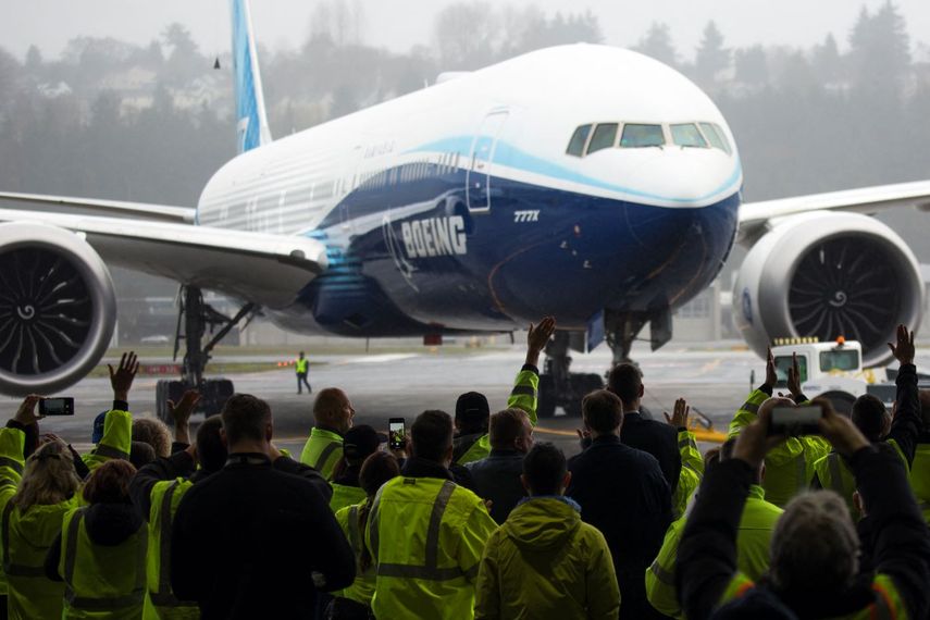 Empleados de Boeing frente al modelo 777