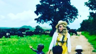 Madonna junto a sus gemelas de Malaui Esther y Stella.