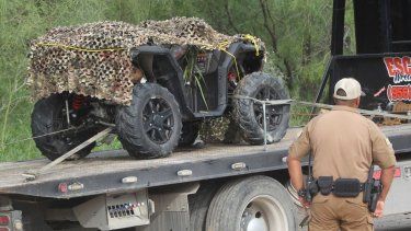 Un vehículo todoterreno es sacado del lugar donde murió un agente de la Patrulla Fronteriza de EEUU en Mission, Texas, el 7 de diciembre de 2022.&nbsp;